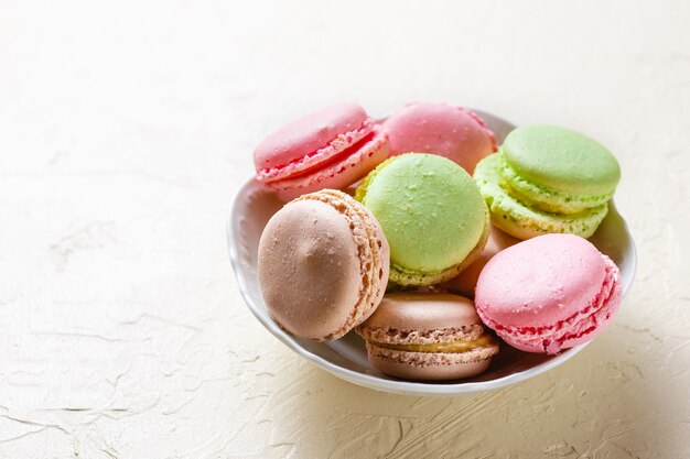 Kleurrijke makarons op de platen