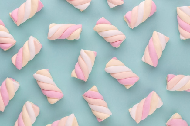 Foto kleurrijke marshmallow aangelegd op pastel achtergrond. creatief structuurpatroon.