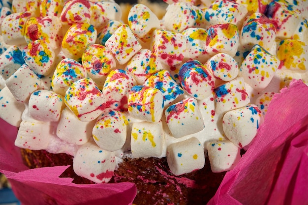 Foto kleurrijke marshmallow op opgeklopte eiwitten op paascake