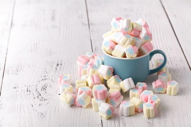 Kleurrijke marshmallows in een beker