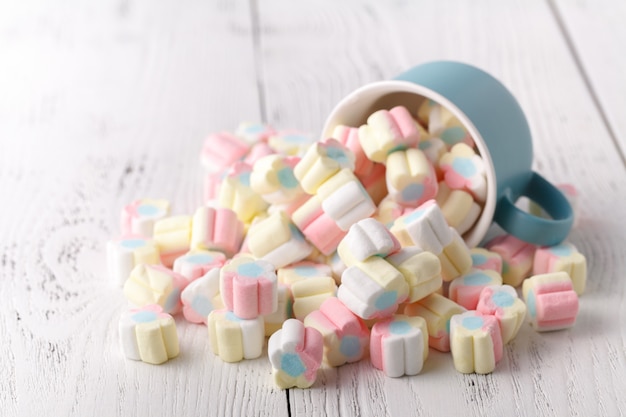 Kleurrijke marshmallows in een beker