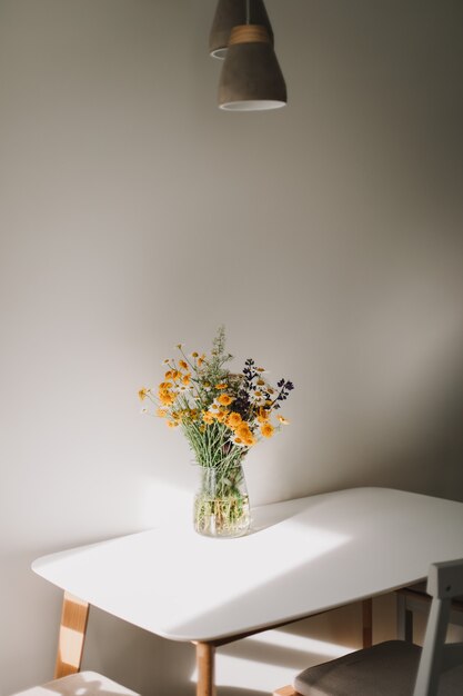 Kleurrijke midzomer bos wilde bloemen