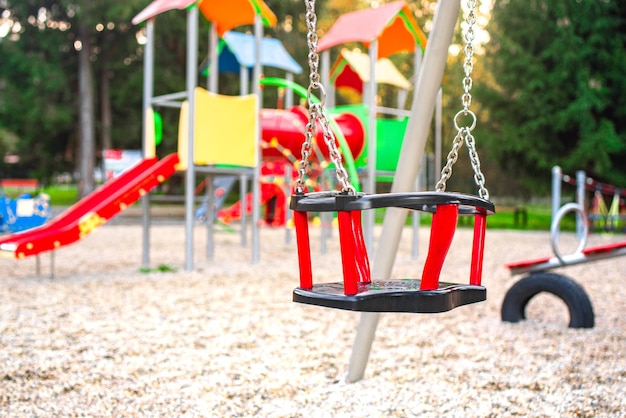 Kleurrijke moderne kinderspeeltuin bij zonsondergang