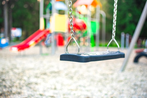 Kleurrijke moderne kinderspeeltuin bij zonsondergang