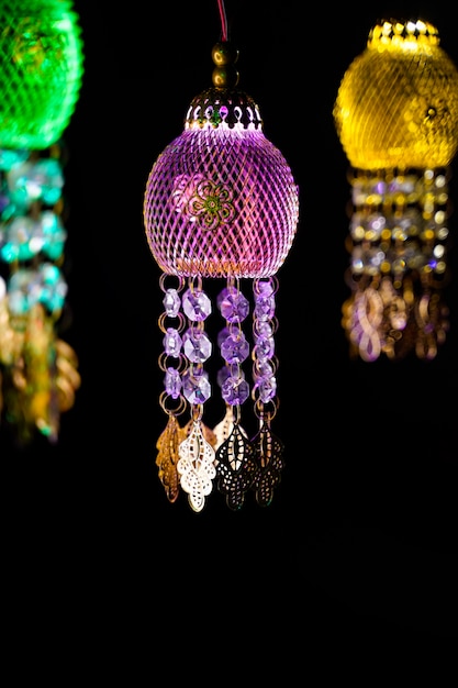 Kleurrijke moderne lantaarns, Akash kandil of Diwali decoratieve lampen voor het vieren van Diwali Festival.
