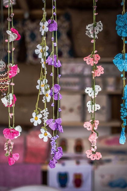 Kleurrijke naaldwerk borduurbloemen als achtergrond