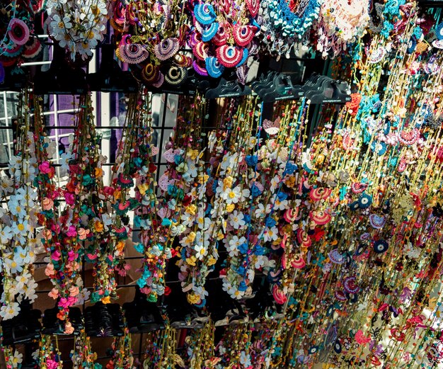 Kleurrijke naaldwerk borduurbloemen als achtergrond