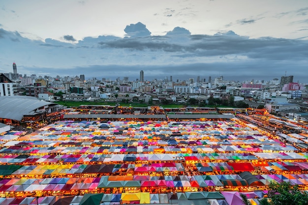 Kleurrijke nachtmarkt in Thailand