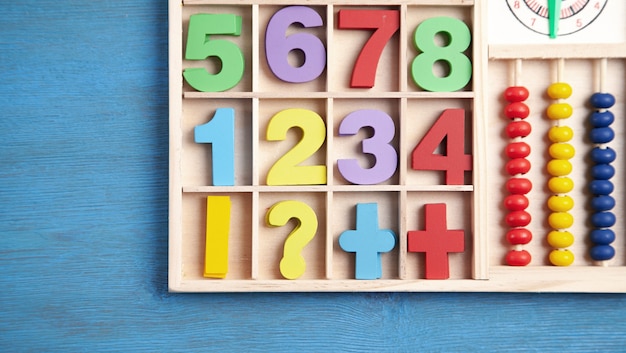 Kleurrijke nummers op blauwe houten tafel. Onderwijs. Aan het leren