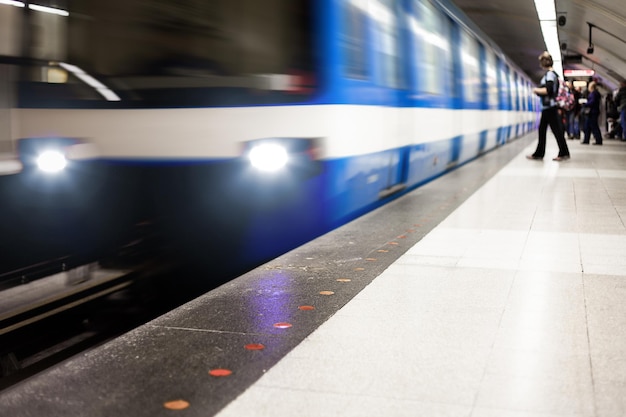 Kleurrijke ondergrondse metro met bewegingsonscherpte