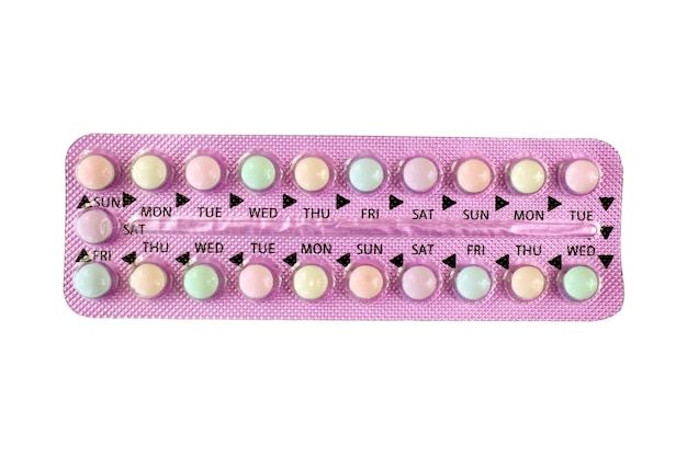 Kleurrijke orale anticonceptiepil in paarse strip