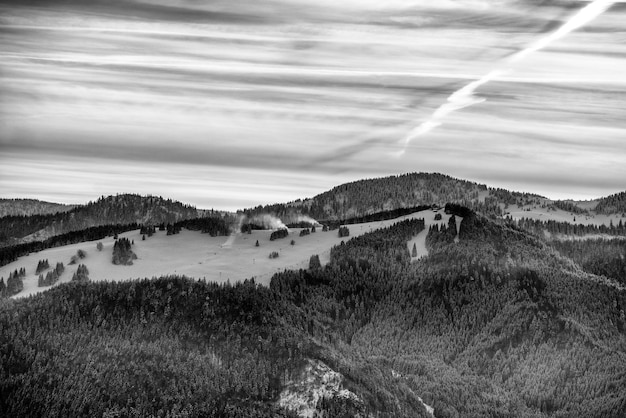 Kleurrijke oranje lucht boven heuvel Malinne in het Grote Fatra-gebergte in Slowakije