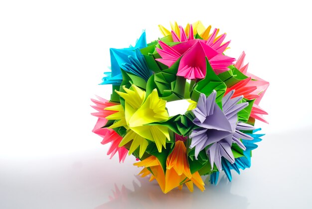 Kleurrijke origami kusudama van regenboog bloemen geïsoleerd op wit