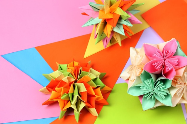 Kleurrijke origami kusudamas op heldere papieren achtergrond