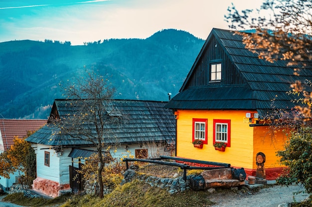 Kleurrijke oude houten huizen in Vlkolinec Unesco erfgoed Bergdorp met een volksarchitectuur Vlkolinec ruzomberok liptov slowakije