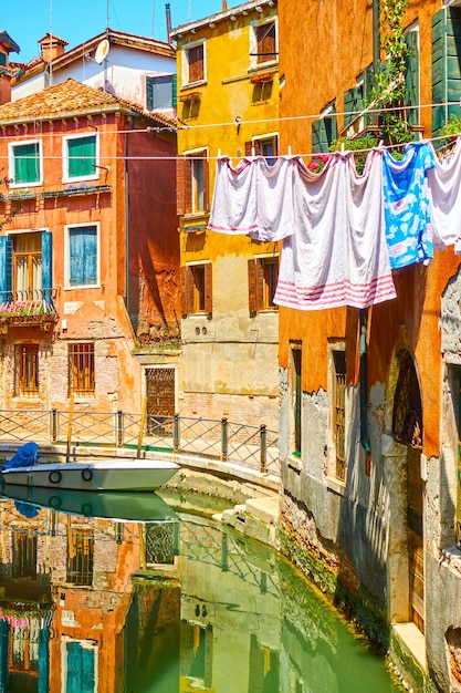 Kleurrijke oude huizen aan het kanaal in Venetië, Italië