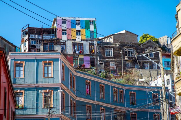 Foto kleurrijke oude huizen in valparaiso, chili