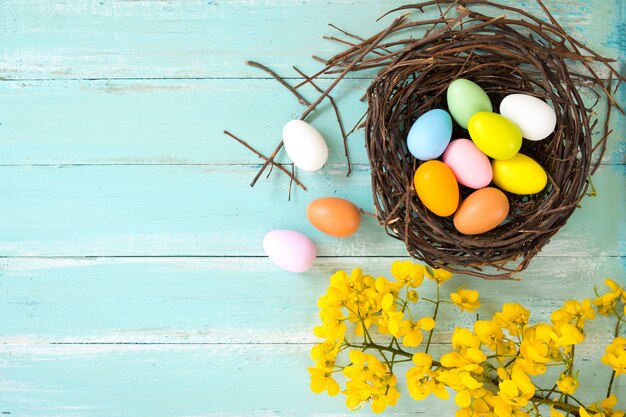 Kleurrijke paaseieren in nest