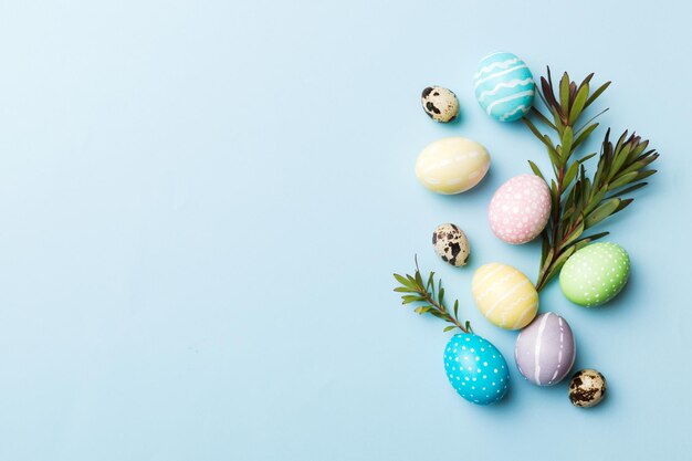 Kleurrijke paaseieren met lentebloem blad geïsoleerd op witte achtergrond Gekleurde ei vakantie border