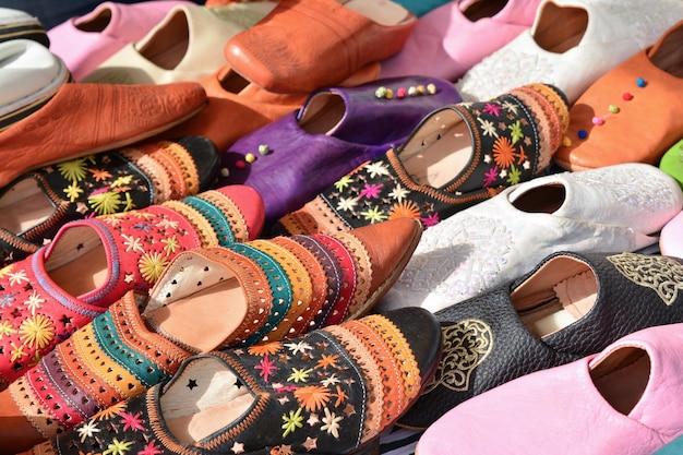 Kleurrijke pantoffels bij de verkoopteller in souvenirmarkt