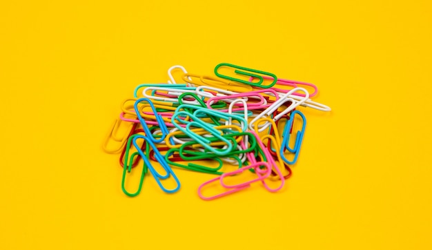 Kleurrijke paperclip op geel