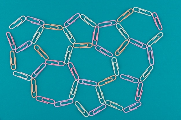 Kleurrijke paperclips arrangement plat lag