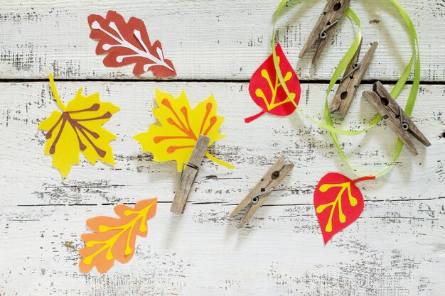 Foto kleurrijke papieren bladeren op een houten tafel