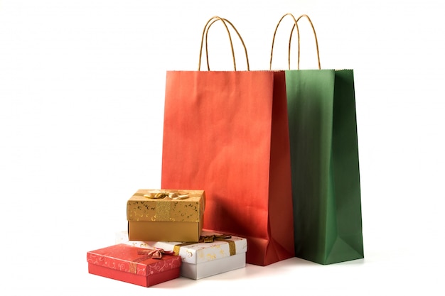 Kleurrijke papieren boodschappentassen met geschenkdozen op witte achtergrond