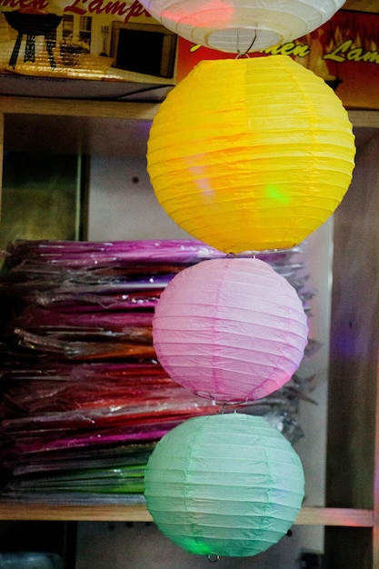 Kleurrijke papieren lantaarn buiten op een marktplaats