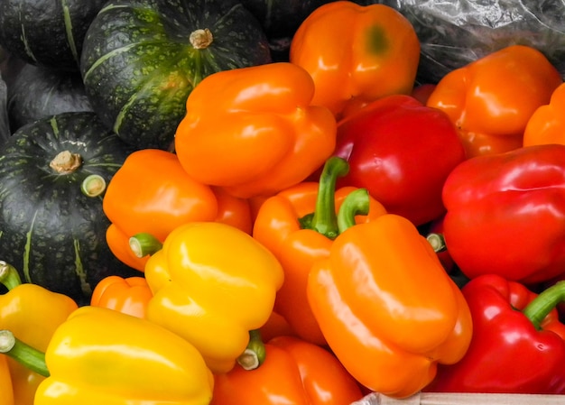 Kleurrijke paprika in rode, oranje, gele en groene pompoenen