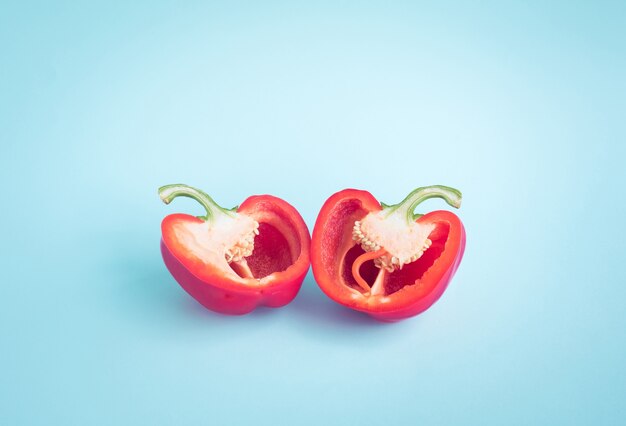 Kleurrijke paprika in tweeën gesneden