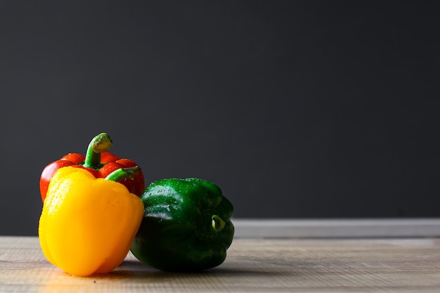 Kleurrijke paprika op houten tafel