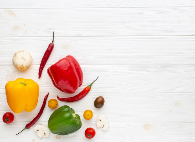 Foto kleurrijke paprika's en cherry tomaten op houten tafel