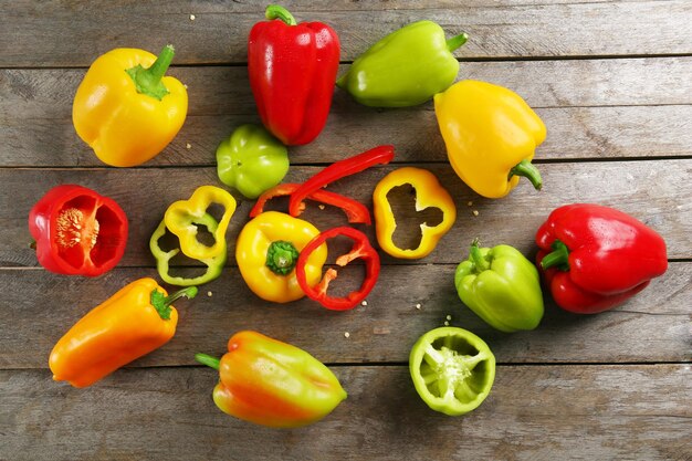 Foto kleurrijke paprika's op een rustieke houten tafel