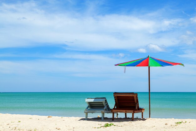 Kleurrijke paraplu met stoelen op het strand in zomer