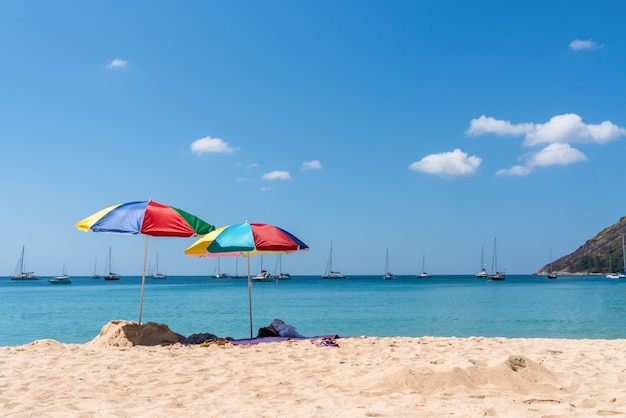 Kleurrijke paraplu op het strand in Phuket