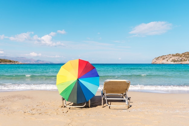 Kleurrijke parasol op het strand