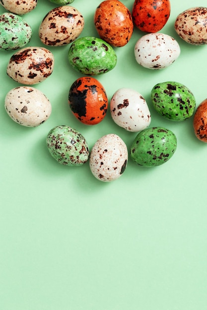 Kleurrijke Pasen Kwarteleitjes Lente Pasen samenstelling met chocoladesuikergoed