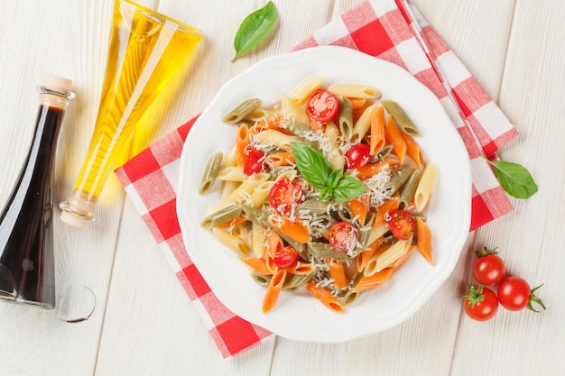 Kleurrijke penne pasta met tomaten en basilicum