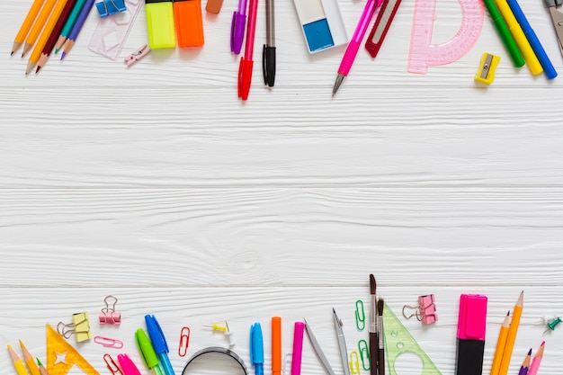Kleurrijke pennen en potloden