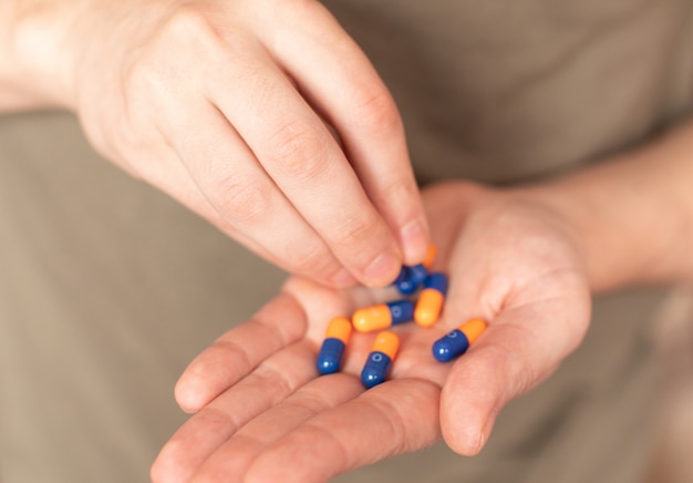 Kleurrijke pillen en medicijnen in de hand