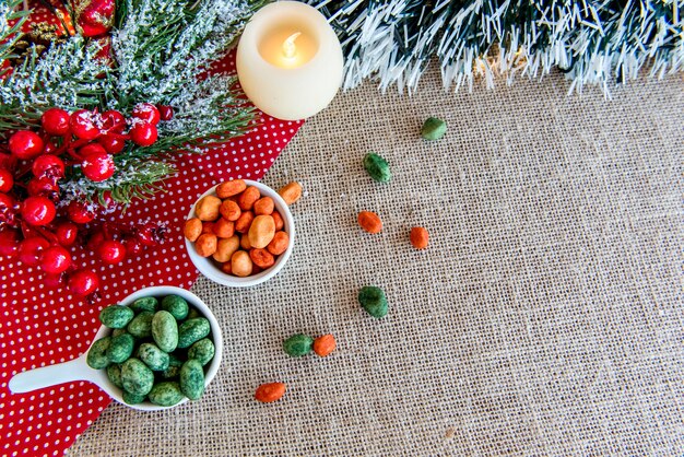 Kleurrijke pinda's op een kerst tafelblad weergave.