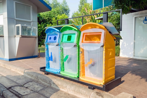 Kleurrijke plastic bakken voor verschillende soorten afval in het park.