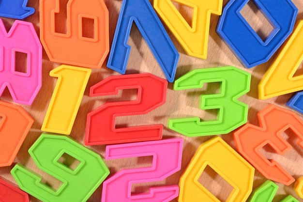 Kleurrijke plastic cijfers 123