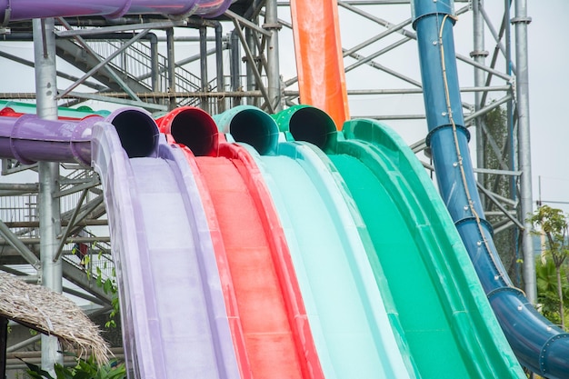 Kleurrijke plastic waterglijbaan in zwembad