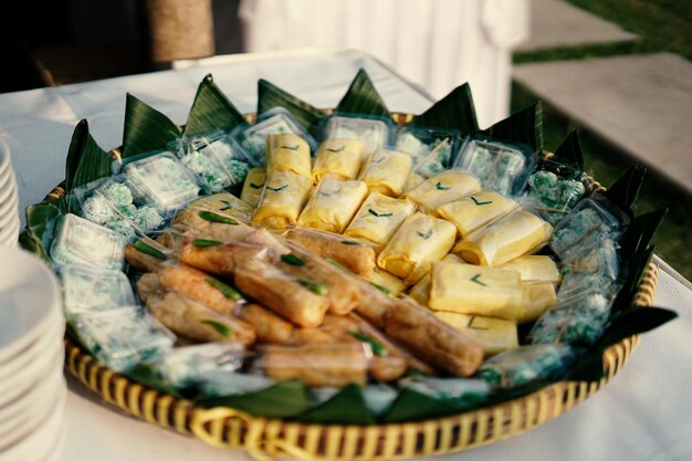 Kleurrijke platliggende fotohuwelijksceremonie traditioneel eten uit java, indonesië