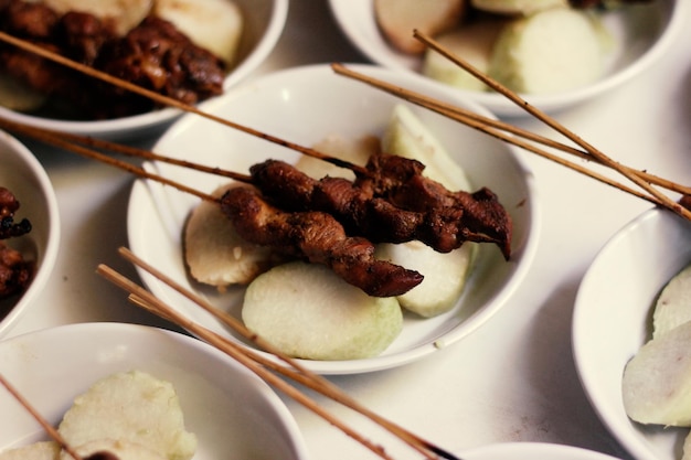 Kleurrijke platliggende fotohuwelijksceremonie, traditioneel eten uit Java, Indonesië