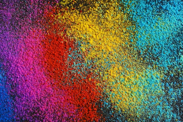 Kleurrijke poeders voor het Holi-festival op donkere achtergrond