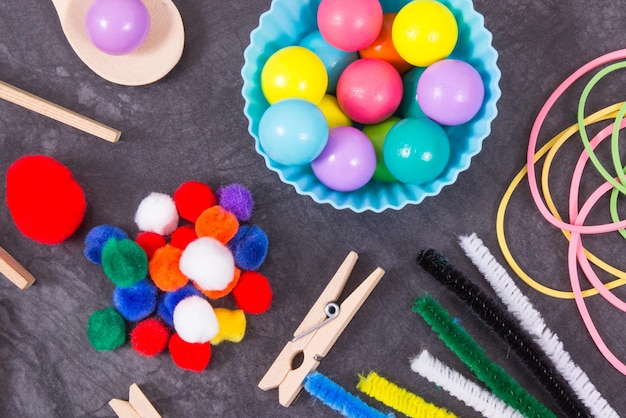Kleurrijke pomponsballen en rubberen gummen die worden gebruikt voor het spelen en ontwikkelen van motorische vaardigheden van kinderen, coördinatie en logisch denken