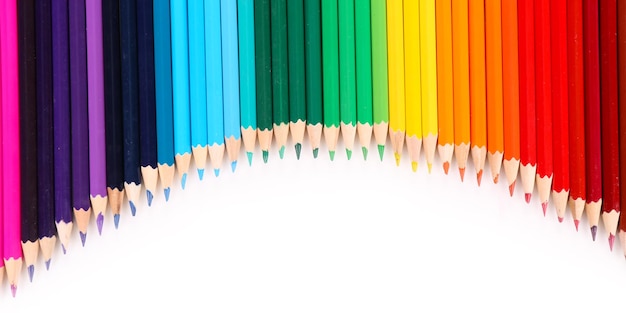Kleurrijke potloden die op wit worden geïsoleerd